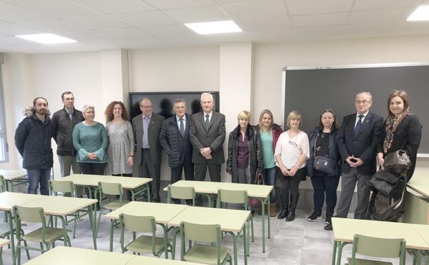 Foto de familia tras la visita institucional.