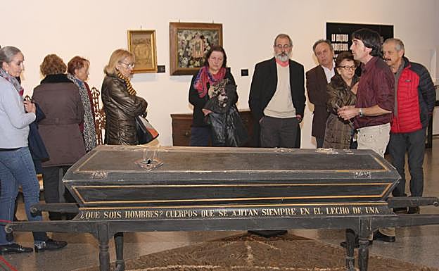 La exposición tiene a la muerte como referencia.