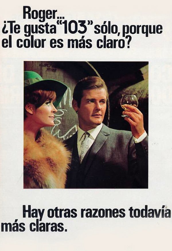 El actor Roger Moore, famoso por encarnar en el cine al agente británico, fue imagen del Brandy 103 en los años 60.