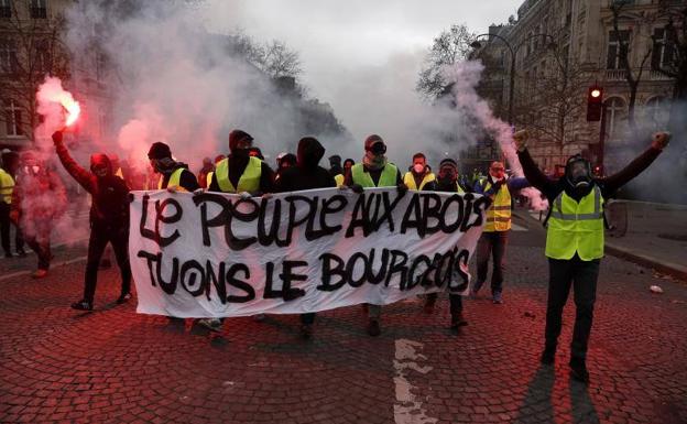 Los 'chalecos amarillos' se manifiestan por las calles de París.