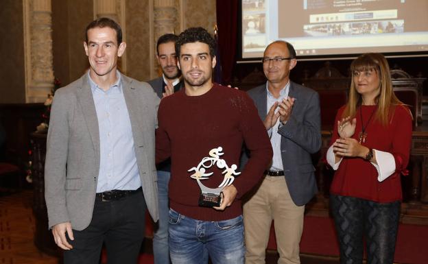 Viñuela recibe su premio.