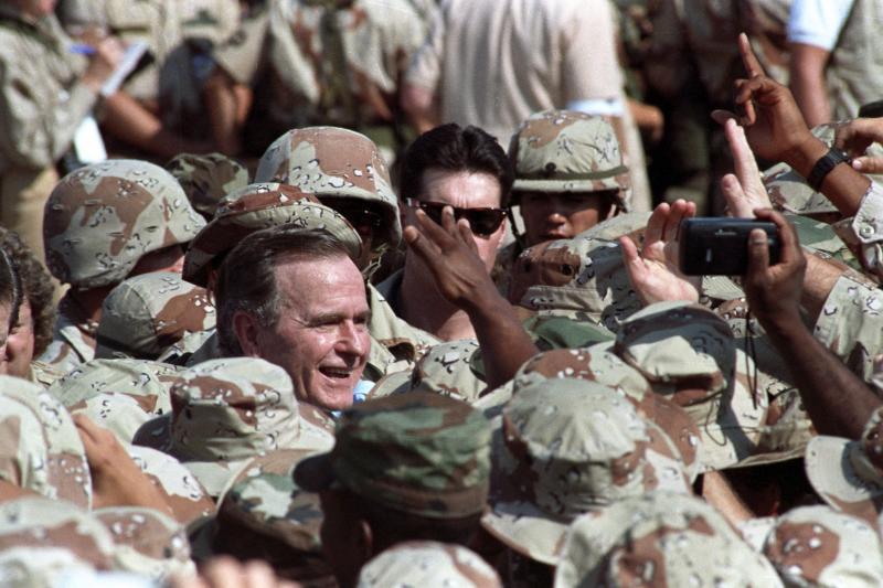 Bush arenga a las tropas estadounideneses durante la primera Guerra del Golfo, en 1991.