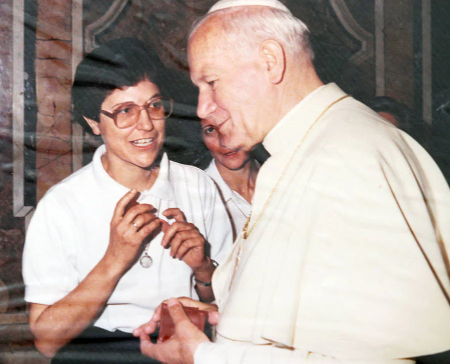 La religiosa leonesa Esther Paniagua con el Papa Juan Pablo II.