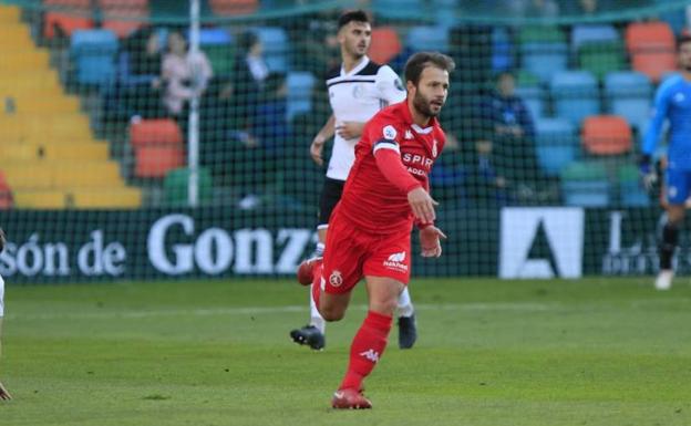 Antonio Martínez, en una acción del partido.