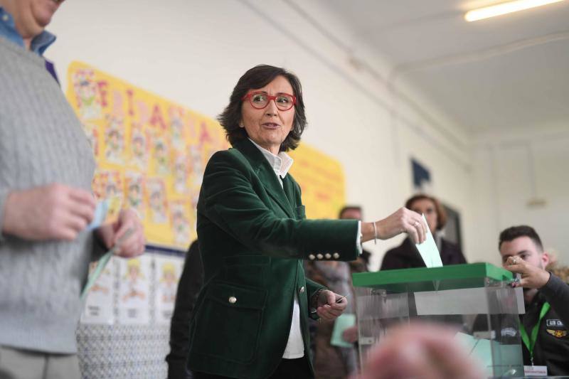 La consejera de Justicia de la Junta de Andalucía, Rosa Aguilar, ejerce su derecho al voto en el Colegio Colón de Córdoba.