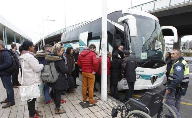 Pasajeros preparados para coger los autobuses que suplen el servicio de tren este lunes.