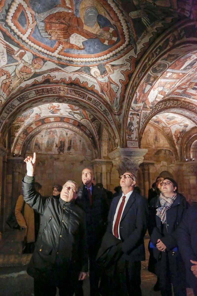 El ministro de Cultura y Deporte, José Guirao, ha visitado este martes en León las obras que se están llevando a cabo en la basílica de San Isidoro