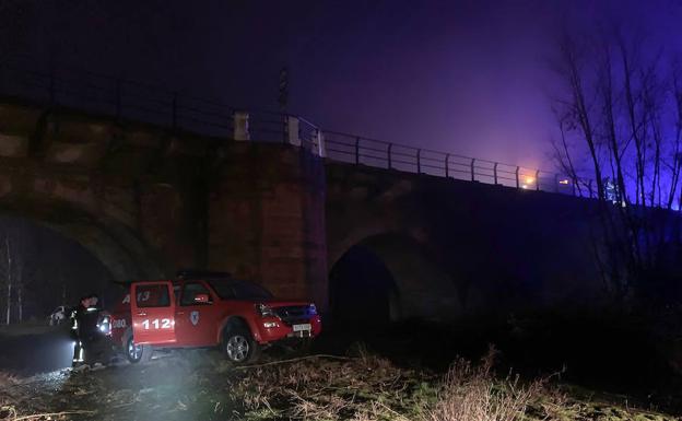 Imagen principal - Unidades de Bomberos junto al puente del que se precipitó el vehículo.