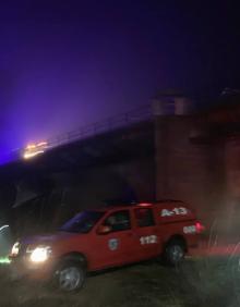 Imagen secundaria 2 - Unidades de Bomberos junto al puente del que se precipitó el vehículo.