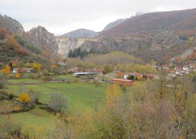 Imagen secundaria 1 - El puente de Paladín, el pantano de luna y las casas de piedra marcan Omañan-Luna.