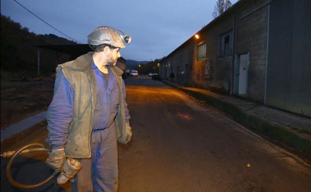 Uno de los últimos mineros, en su última jornada en el tajo.