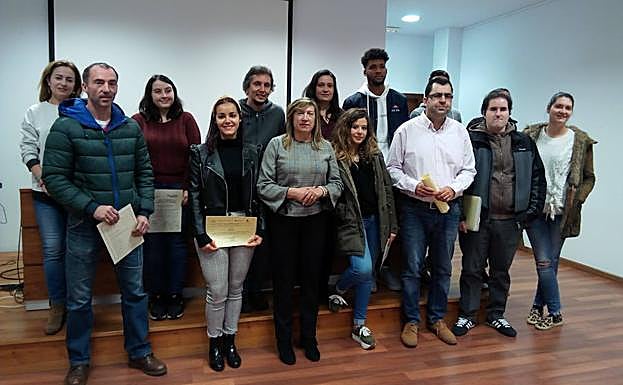La presidenta del Imfe, María Antonia Gancedo, junto a los alumnos participantes en los cursos.
