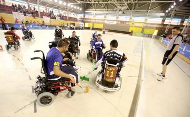 Imagen de una sesión de entrenamiento de deportistas en silla de rueda eléctricas.