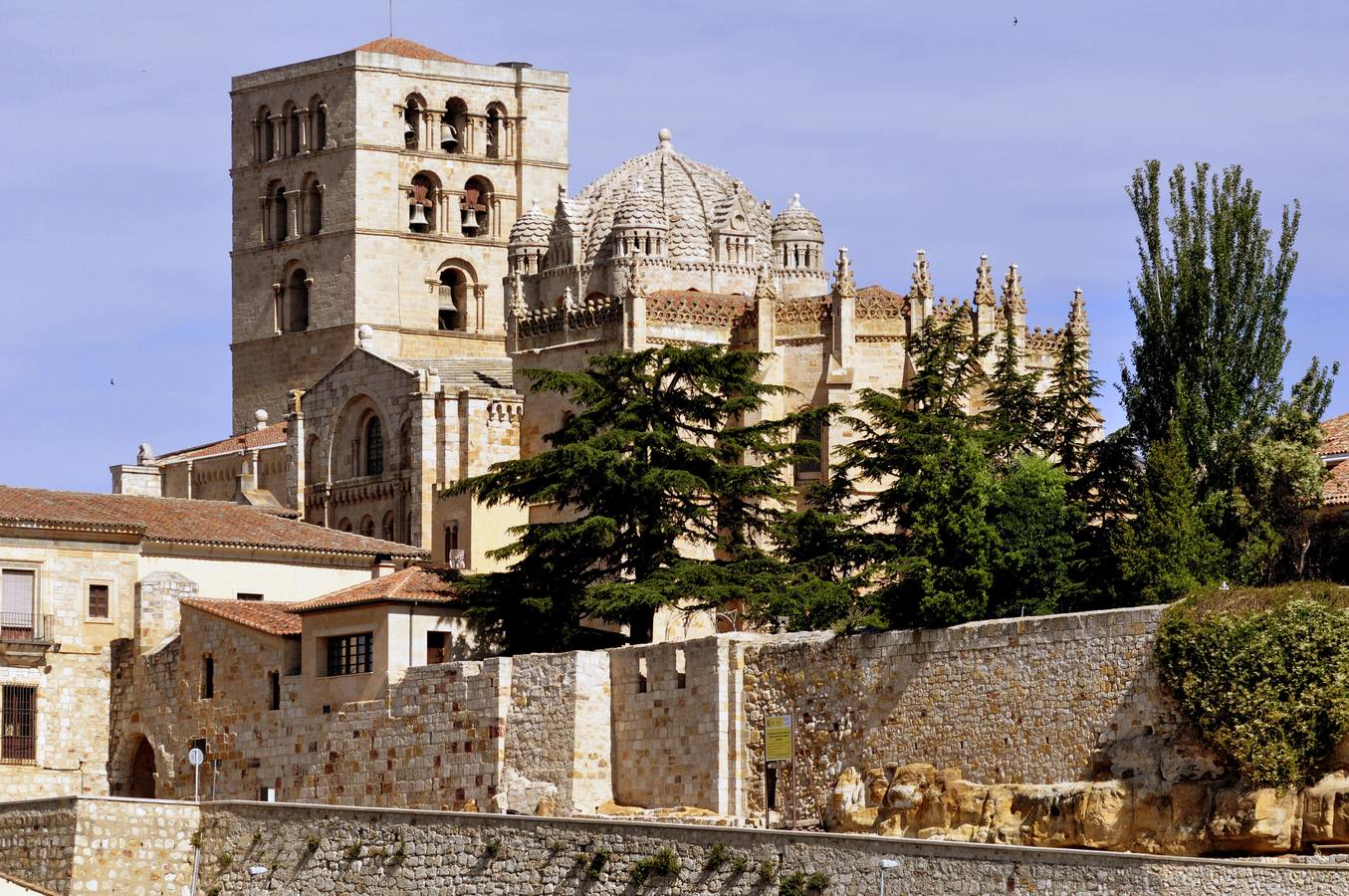 'La ciudad de románico'. Así es conocida Zamora, por ser una de las ciudades europeas que concentra en su casco urbano el mayor número de iglesias románicas. Las murallas son el mejor testigo que corrobora el carácter medieval de Zamora. Las maravillosas puertas de acceso dan la bienvenida al turista que llega a Zamora: la Puerta de Olivares y la de Doña Urraca. 