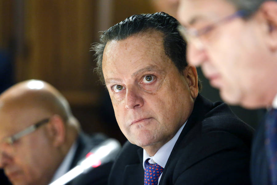 Fotos: Acto institucional del 40 aniversario de la Constitución en León con Mario Amilivia como ponente