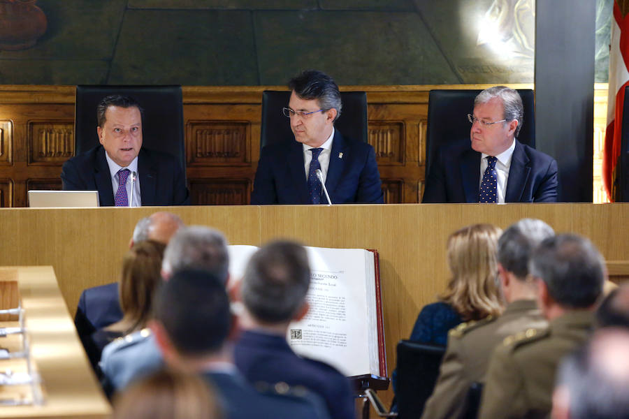 Fotos: Acto institucional del 40 aniversario de la Constitución en León con Mario Amilivia como ponente