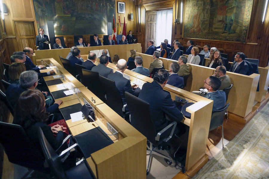 Fotos: Acto institucional del 40 aniversario de la Constitución en León con Mario Amilivia como ponente