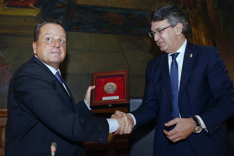 Fotos: Acto institucional del 40 aniversario de la Constitución en León con Mario Amilivia como ponente