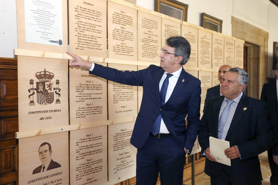 Fotos: Acto institucional del 40 aniversario de la Constitución en León con Mario Amilivia como ponente