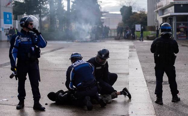 La policía municipal de Saint-Pries detiene a un estudiante durante las protestas de este jueves,