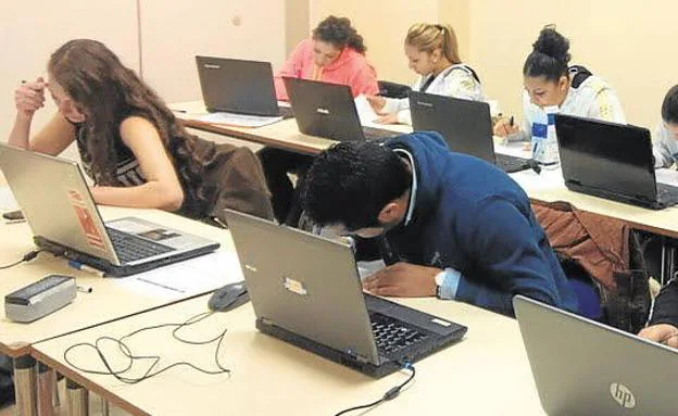 Jóvenes gitanos participan en un curso de formación. 