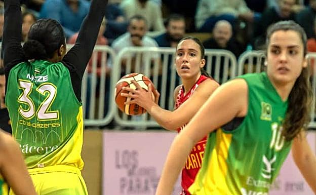 Laura Herrero, en una acción de partido.