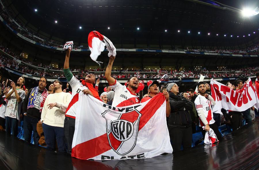 Fotos: Las aficiones de River y Boca llenan de color el Santiago Bernabéu