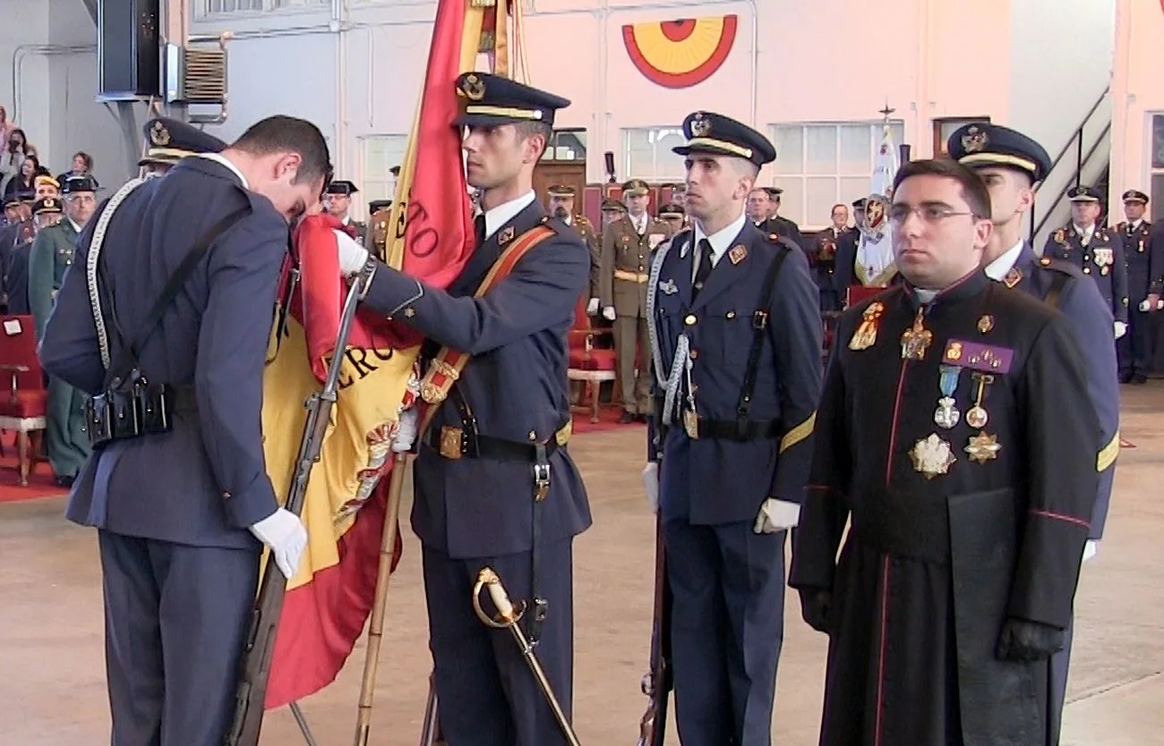 262 caballeros y damas alumnos de la XXIX Promoción de la Academia Básica del Aire de León y XXVII de Titulación Previa (TP) realizan su juramento de fidelidad a la bandera 