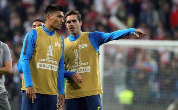 Fernando Gago (d), con Paolo Goltz, antes de saltar el domingo al césped. 