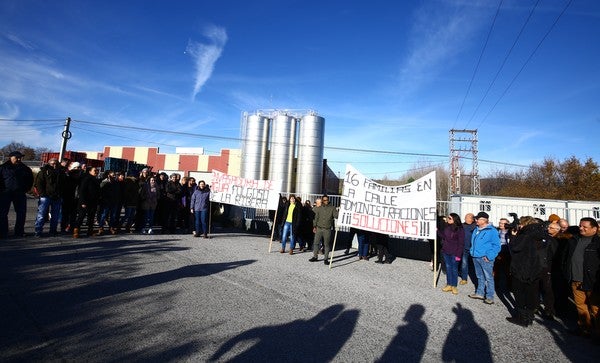 Fotos: Concentración de trabajadores en la embotelladora de agua de La Ribera de Folgoso