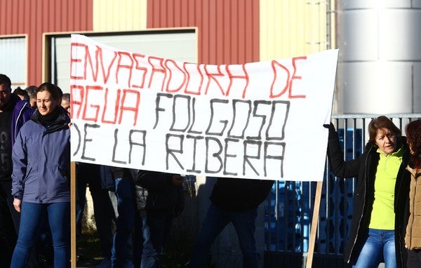 Fotos: Concentración de trabajadores en la embotelladora de agua de La Ribera de Folgoso