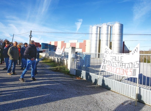 Fotos: Concentración de trabajadores en la embotelladora de agua de La Ribera de Folgoso