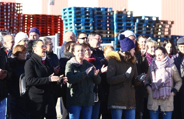 Fotos: Concentración de trabajadores en la embotelladora de agua de La Ribera de Folgoso