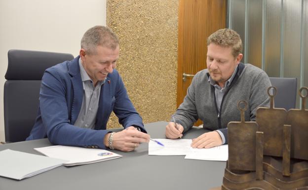 Reunión entre el procurador y el actual alcalde del municipio.