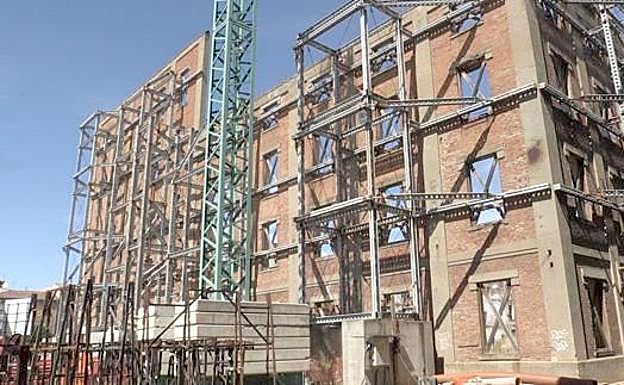 Fachada en obras del futuro Palacio de Congresos.