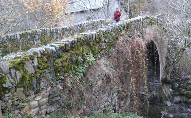 Imagen principal - Arriba, el puente de acceso a una ruta en el municipio de Villablino; abajo a la izquierda, una cascada en el pueblo de Lumajo; a la derecha, la Estación Invernal de Leitariegos.