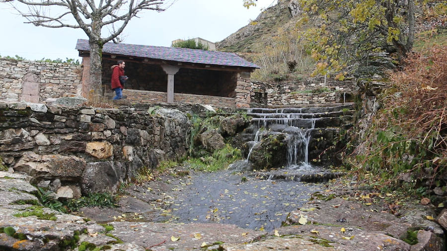 Imagen secundaria 1 - Arriba, el puente de acceso a una ruta en el municipio de Villablino; abajo a la izquierda, una cascada en el pueblo de Lumajo; a la derecha, la Estación Invernal de Leitariegos.