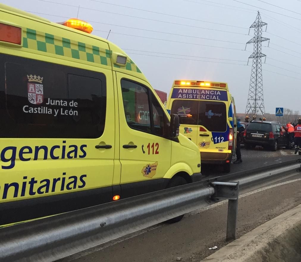 Una colisión lateral en la rotonda de Villaobispo obliga a actuar a los Bomberos de León