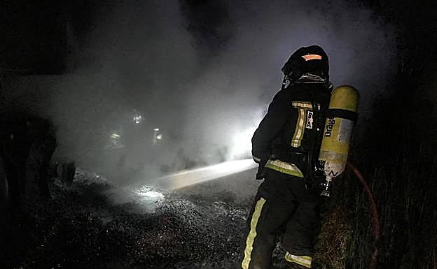 Actuación de los Bomberos en el incendio.