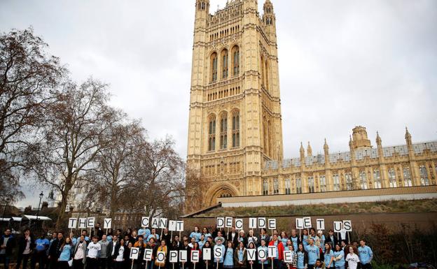 Partidarios de un segundo referéndum sobre el 'brexit', concentrados ante el Parlamento británico.