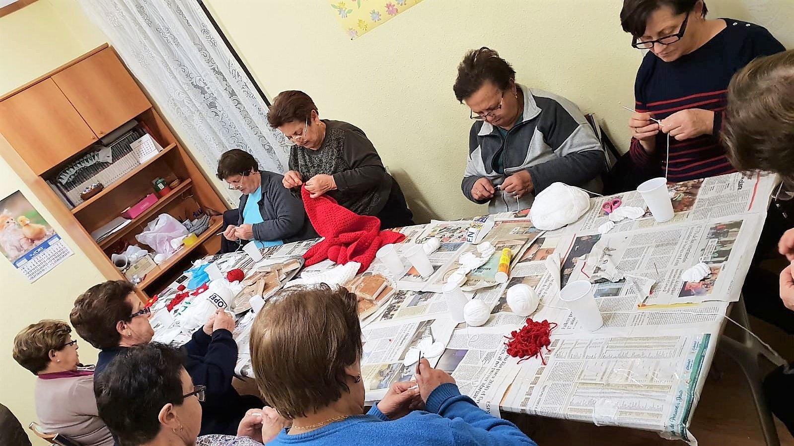 Villoria se prepara de esta forma para convertirse estas Navidades en el pueblo del ganchillo | El árbol gigante de Navidad crece tres metros y se hace digno de 