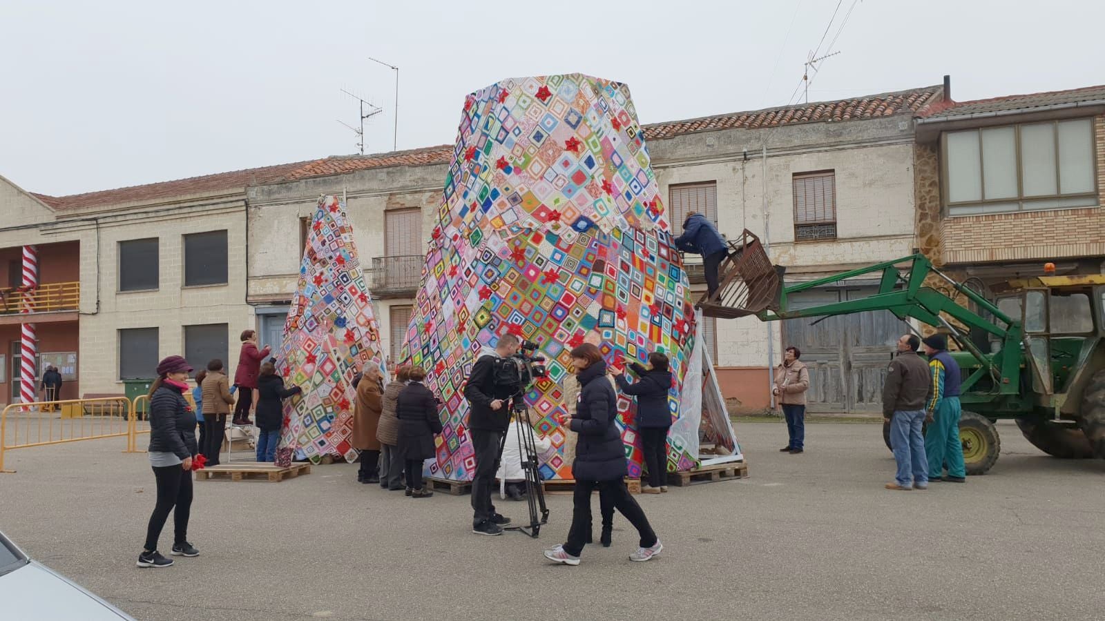 Villoria se prepara de esta forma para convertirse estas Navidades en el pueblo del ganchillo | El árbol gigante de Navidad crece tres metros y se hace digno de 