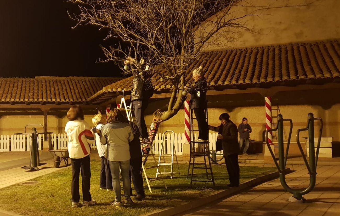 Villoria se prepara de esta forma para convertirse estas Navidades en el pueblo del ganchillo | El árbol gigante de Navidad crece tres metros y se hace digno de 