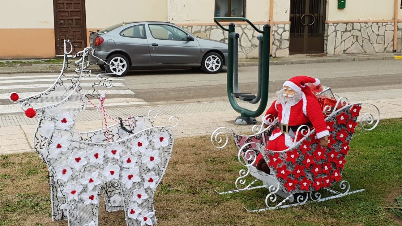 Villoria se prepara de esta forma para convertirse estas Navidades en el pueblo del ganchillo | El árbol gigante de Navidad crece tres metros y se hace digno de 