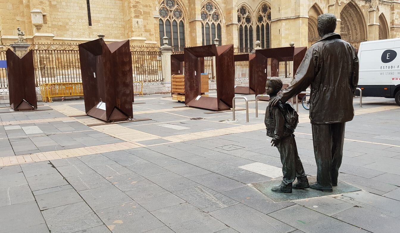 Preparativos de Génesis ante la Catedral de León