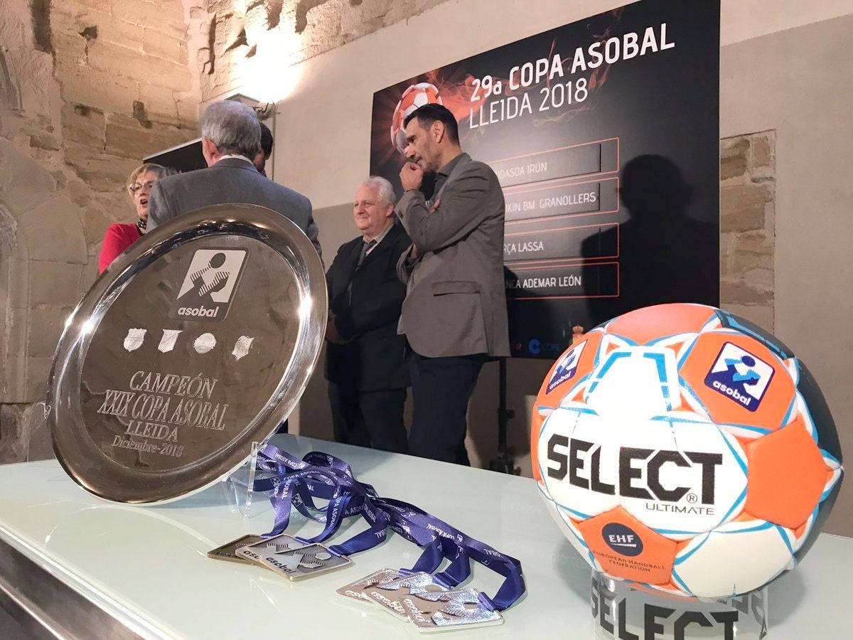 Imágenes del sorteo de la Copa Asobal en el que el Ademar ha quedado emparejado con el FC Barcelona