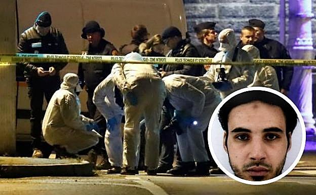 Forenses buscan evidencias en el lugar en el que ha sido abatido Cherif Chekatt.