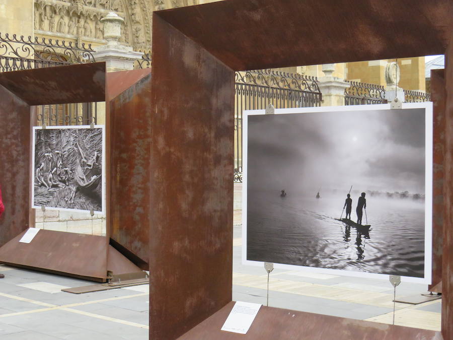 El primer teniente de alcalde, Fernando Salguero, el director de Área de Negocio de CaixaBank en León, Carlos Arruti, y el representante de la obra de Sebastião Salgado en España, Miguel González, inauguran la exposición 'Sebastião Salgado. Génesis. Arte en la calle'.