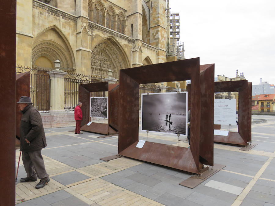 El primer teniente de alcalde, Fernando Salguero, el director de Área de Negocio de CaixaBank en León, Carlos Arruti, y el representante de la obra de Sebastião Salgado en España, Miguel González, inauguran la exposición 'Sebastião Salgado. Génesis. Arte en la calle'.