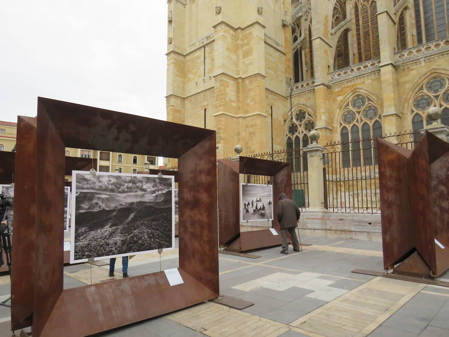 El primer teniente de alcalde, Fernando Salguero, el director de Área de Negocio de CaixaBank en León, Carlos Arruti, y el representante de la obra de Sebastião Salgado en España, Miguel González, inauguran la exposición 'Sebastião Salgado. Génesis. Arte en la calle'.